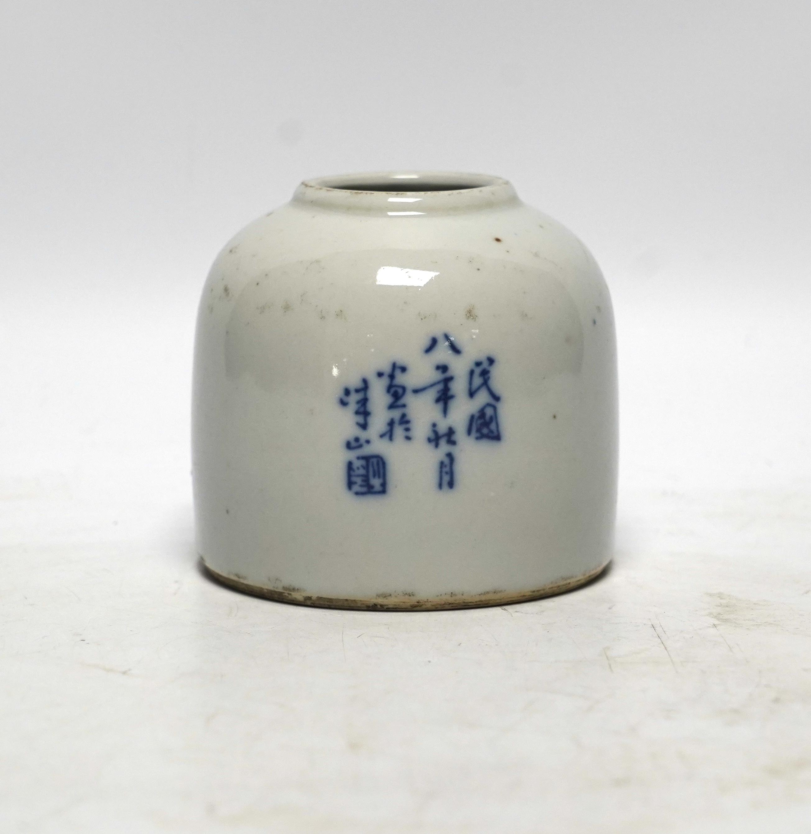 A Chinese blue and white brush pot, possibly Republic period, decorated with crayfish, 8.5cm